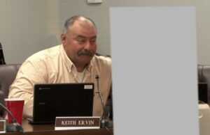 Membro do conselho escolar do Tennessee que disse ao aluno ‘Deus, você é gostoso’ criticou a defesa mansa por comentário assustador Membro do conselho escolar do Tennessee que disse ao aluno 'Deus, você é gostoso' criticou a defesa mansa por comentário assustador