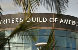Membros do Writers Guild ratificam novo contrato com estúdios Membros do Writers Guild ratificam novo contrato com estúdios