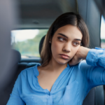 Menina começa a menstruar no ônibus escolar para casa, mãe não consegue acreditar no que o menino sussurra