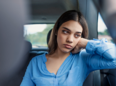 Menina começa a menstruar no ônibus escolar para casa, mãe não consegue acreditar no que o menino sussurra Menina começa a menstruar no ônibus escolar para casa, mãe não consegue acreditar no que o menino sussurra