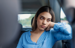 Menina começa a menstruar no ônibus escolar para casa, mãe não consegue acreditar no que o menino sussurra Menina começa a menstruar no ônibus escolar para casa, mãe não consegue acreditar no que o menino sussurra
