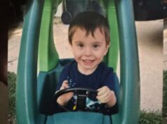 Menino, 3 anos, morto após sair de casa no meio da noite Cão da vizinhança do Departamento de Polícia Metropolitana de Louisville leva policiais ao menino desaparecido de 3 anos