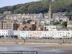 Menino de 11 anos é levado às pressas para o hospital depois de fumar cigarro eletrônico que se acredita conter toxinas Um menino de 11 anos foi hospitalizado em Weston-super-Mare (foto) e a polícia prendeu um adolescente