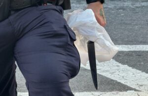 Menino de 13 anos, esfaqueado com faca grande durante suspeita de disputa perto do parque de Nova York Menino de 13 anos, esfaqueado com faca grande durante suspeita de disputa perto do parque de Nova York