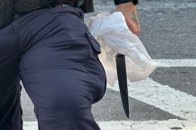 Menino de 13 anos, esfaqueado com faca grande durante suspeita de disputa perto do parque de Nova York
