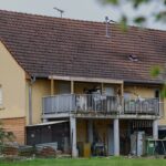 Menino desnutrido encontrado trancado na van do pai há mais de um ano, incapaz de andar, não tomava banho desde 2024