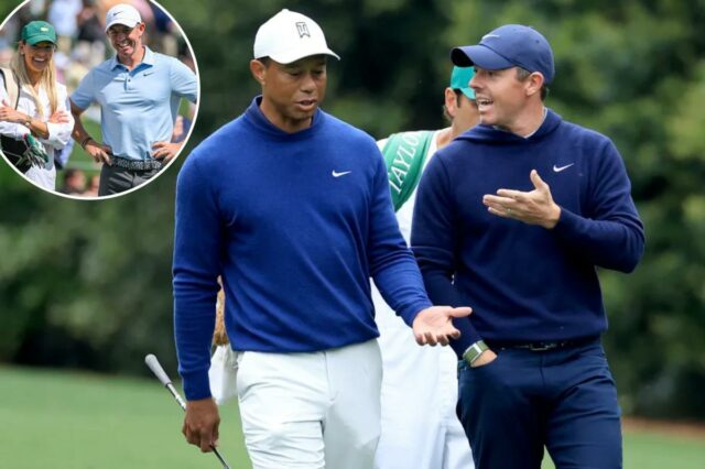 Rory McIlroy da Irlanda do Norte e Tiger Woods dos Estados Unidos caminham juntos no buraco 11 durante uma rodada de treinos antes do Torneio Masters de 2023 no Augusta National Golf Club em 3 de abril de 2023 em Augusta, Geórgia.