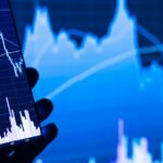 Mercado de smartphones cai e piora, mas a tática da Apple compensa – IDC | Foto de stock mostra gráficos exibidos em telas de smartphones e PCs