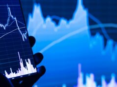 Mercado de smartphones cai e piora, mas a tática da Apple compensa – IDC Mercado de smartphones cai e piora, mas a tática da Apple compensa – IDC | Foto de stock mostra gráficos exibidos em telas de smartphones e PCs