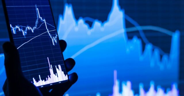 Mercado de smartphones cai e piora, mas a tática da Apple compensa – IDC | Foto de stock mostra gráficos exibidos em telas de smartphones e PCs