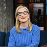 Anne Hathaway traz de volta o suéter cerúleo de O Diabo Veste Prada no set