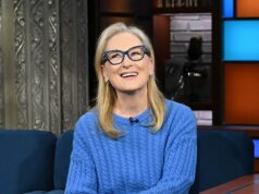 Meryl Streep acena para ‘The Devil Wears Prada’ em suéter azul cerúleo personalizado Anne Hathaway traz de volta o suéter cerúleo de O Diabo Veste Prada no set