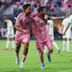 Torcedores do Inter Miami agitam bandeiras no Nu Stadium antes da primeira partida de futebol do time na MLS em seu novo estádio, contra o Austin FC, no sábado, 4 de abril de 2026, em Miami. (Foto AP/Rebecca Blackwell)