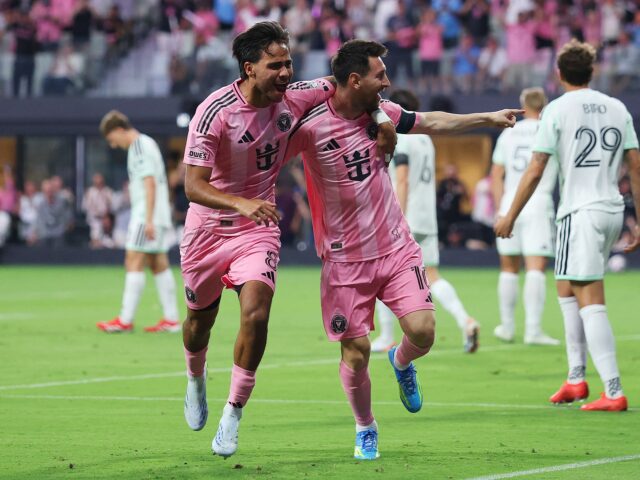 Torcedores do Inter Miami agitam bandeiras no Nu Stadium antes da primeira partida de futebol do time na MLS em seu novo estádio, contra o Austin FC, no sábado, 4 de abril de 2026, em Miami. (Foto AP/Rebecca Blackwell)