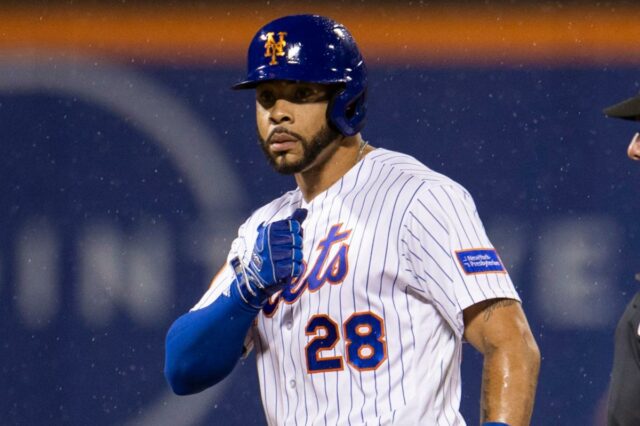 O defensor esquerdo do New York Mets, Tommy Pham (28), comemora uma dobradinha na oitava entrada.