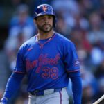 Tommy Pham, vestindo uniforme azul do New York Mets com o número 39, retorna ao banco de reservas após ser eliminado.