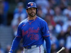 Mets designa Tommy Pham para atribuição – e já assinou um potencial substituto Tommy Pham, vestindo uniforme azul do New York Mets com o número 39, retorna ao banco de reservas após ser eliminado.