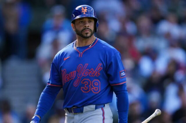 Tommy Pham, vestindo uniforme azul do New York Mets com o número 39, retorna ao banco de reservas após ser eliminado.