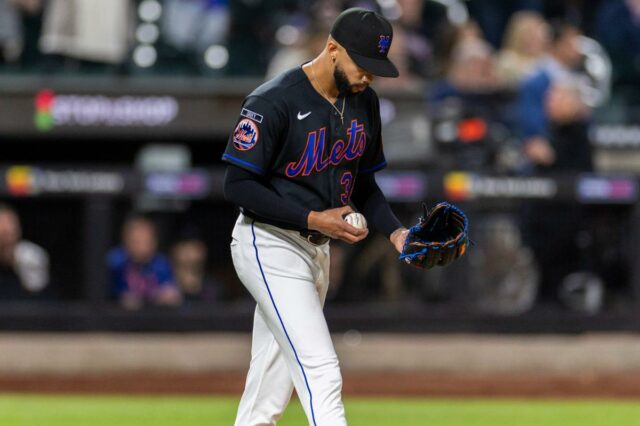 O arremessador do New York Mets, Devin Williams (38), reage na nona entrada contra o Minnesota Twins no Citi Field, quinta-feira, 23 de abril de 2026.