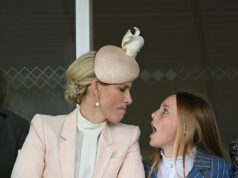 Mia Tindall faz um Príncipe Louis! Royal, 12 anos, faz uma exibição MUITO animada ao se juntar a seus pais Zara e Mike no Aintree’s Ladies Day Zara e Mia desfrutaram de um momento fofo e lúdico uma com a outra
