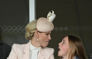 Mia Tindall faz um Príncipe Louis! Royal, 12 anos, faz uma exibição MUITO animada ao se juntar a seus pais Zara e Mike no Aintree’s Ladies Day Zara e Mia desfrutaram de um momento fofo e lúdico uma com a outra