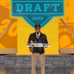 Michael Keaton retorna à cidade natal de Pittsburgh para anunciar a escolha do Draft da NFL do Steelers