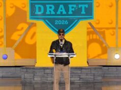 Michael Keaton retorna à cidade natal de Pittsburgh para anunciar a escolha do Draft da NFL do Steelers Michael Keaton retorna à cidade natal de Pittsburgh para anunciar a escolha do Draft da NFL do Steelers