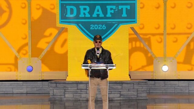 Michael Keaton retorna à cidade natal de Pittsburgh para anunciar a escolha do Draft da NFL do Steelers
