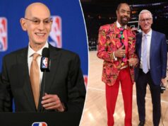 Mike Breen cancela a mudança nos playoffs da NBA na TV após pagamento de US$ 76 bilhões Adam Silver falando em uma coletiva de imprensa com cenário da NBA.
