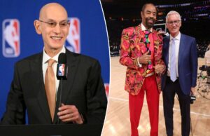Mike Breen cancela a mudança nos playoffs da NBA na TV após pagamento de US$ 76 bilhões Adam Silver falando em uma coletiva de imprensa com cenário da NBA.