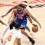 Nickeil Alexander-Walker rouba a bola de Mikal Bridgets durante a vitória dos Knicks por 114-98 no jogo 4 sobre os Hawks em 25 de abril de 2026 em Atlanta.