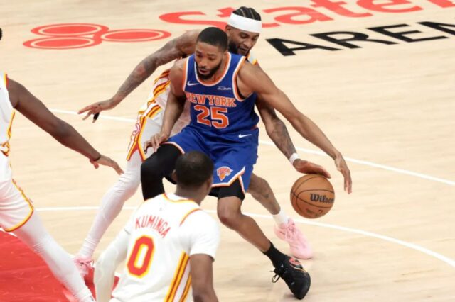 Nickeil Alexander-Walker rouba a bola de Mikal Bridgets durante a vitória dos Knicks por 114-98 no jogo 4 sobre os Hawks em 25 de abril de 2026 em Atlanta.