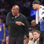 O técnico do New York Knicks, Mike Brown, reagindo intensamente durante um jogo.