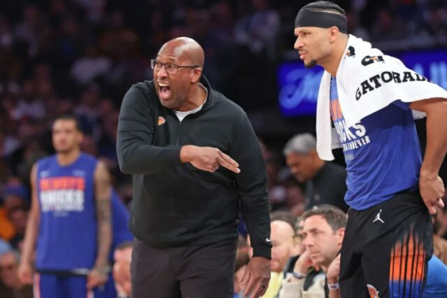 O técnico do New York Knicks, Mike Brown, reagindo intensamente durante um jogo.