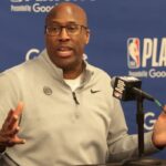 Mike Brown fala aos repórteres após a derrota dos Knicks por 109-108 no jogo 3 para os Hawks em 23 de abril de 2026 em Atlanta.