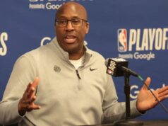 Mike Brown, do Knicks, critica árbitros por discrição nos lances livres Mike Brown fala aos repórteres após a derrota dos Knicks por 109-108 no jogo 3 para os Hawks em 23 de abril de 2026 em Atlanta.