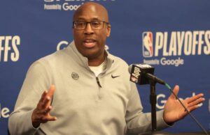 Mike Brown, do Knicks, critica árbitros por discrição nos lances livres Mike Brown fala aos repórteres após a derrota dos Knicks por 109-108 no jogo 3 para os Hawks em 23 de abril de 2026 em Atlanta.