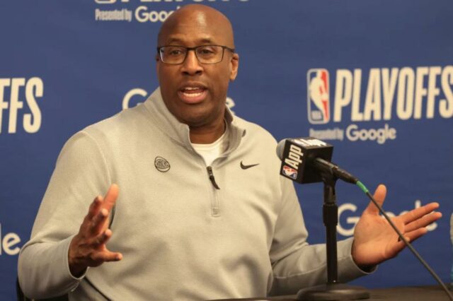 Mike Brown fala aos repórteres após a derrota dos Knicks por 109-108 no jogo 3 para os Hawks em 23 de abril de 2026 em Atlanta.