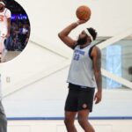 Mitchell Robinson nº 23 do New York Knicks pratica lances livres, vestindo uma camisa cinza e shorts pretos.