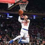 O armador do Knicks, Jordan Clarkson (0), salva uma bandeja contra o Boston Celtics durante o primeiro tempo no Madison Square Garden.