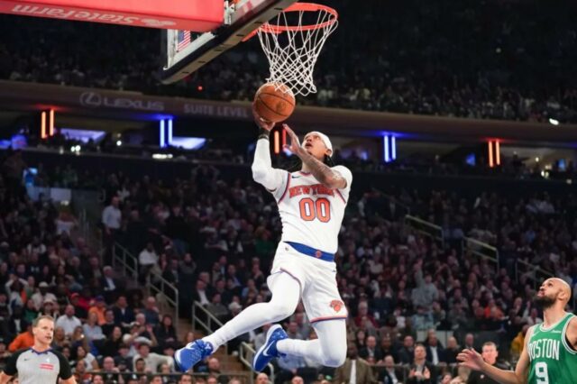O armador do Knicks, Jordan Clarkson (0), salva uma bandeja contra o Boston Celtics durante o primeiro tempo no Madison Square Garden. 