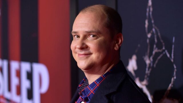 Mike Flanagan comprou os icônicos patins 'Boogie Nights' da Rollergirl em leilão enquanto filmava 'Carrie' com Heather Graham
