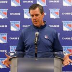 O técnico do New York Rangers, Mike Sullivan, quando o New York Rangers realizou suas entrevistas de final de temporada na sexta-feira, 17 de abril de 2026, no Madison Square Garden Training Center em Greenburgh, NY.