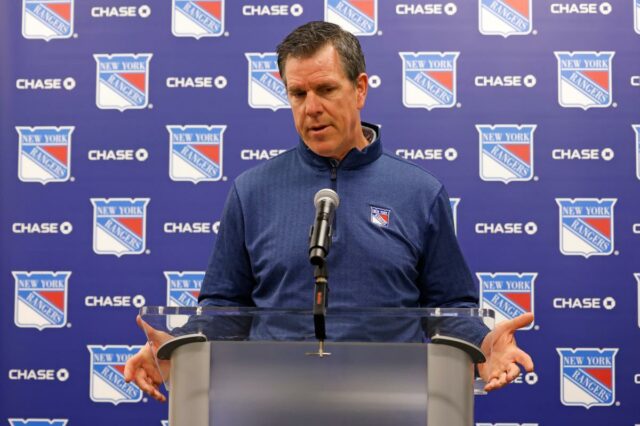 O técnico do New York Rangers, Mike Sullivan, quando o New York Rangers realizou suas entrevistas de final de temporada na sexta-feira, 17 de abril de 2026, no Madison Square Garden Training Center em Greenburgh, NY. 