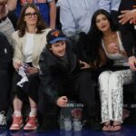 Mike Tirico se torna viral por erro cometido por Tina Fey durante Knicks vs.