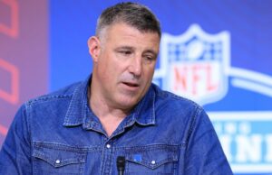 Mike Vrabel diz que teve ‘conversas difíceis’ com a família e a liderança da NFL em meio às consequências do escândalo de Dianna Russini Dianna Russini e o técnico do New England Patriots, Mike Vrabel (Getty Images)