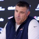 Mike Vrabel fala aos repórteres no Draft da NFL de 2026 – horas depois de surgirem novas fotos de beijos com Dianna Russini