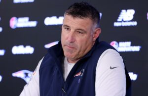 Mike Vrabel fala aos repórteres no Draft da NFL de 2026 – horas depois de surgirem novas fotos de beijos com Dianna Russini Mike Vrabel fala aos repórteres no Draft da NFL de 2026 – horas depois de surgirem novas fotos de beijos com Dianna Russini