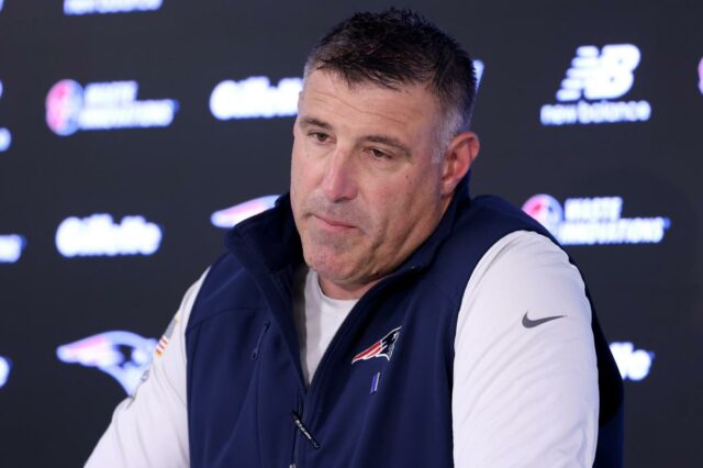 Mike Vrabel fala aos repórteres no Draft da NFL de 2026 – horas depois de surgirem novas fotos de beijos com Dianna Russini
