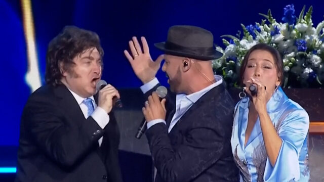 Milei da Argentina canta e acende tocha para o dia nacional de Israel
